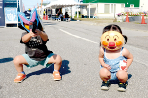 お面をかぶってポーズを決める子どもたち == 株式会社伝書鳩｜経済の伝書鳩｜北見・網走・オホーツクのフリーペーパー ==