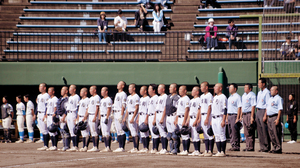 代表決定戦に勝利し、校歌を歌う紋別の選手たち == 株式会社伝書鳩｜経済の伝書鳩｜北見・網走・オホーツクのフリーペーパー ==