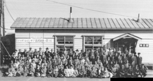 いってらっしゃい敬老列車の皆さん　1970年　常呂駅前 == 株式会社伝書鳩｜経済の伝書鳩｜北見・網走・オホーツクのフリーペーパー ==