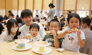 「おやつレストラン」を楽しむ子ども達 == 株式会社伝書鳩|経済の伝書鳩|北見・網走・オホーツクのフリーペーパー ==
