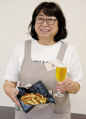 「玉ねぎクッキー」を手にする清水さん == 株式会社伝書鳩|経済の伝書鳩|北見・網走・オホーツクのフリーペーパー ==