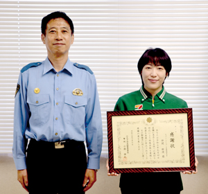 小林署長(左)から感謝状を受け取った仲間さん == 株式会社伝書鳩|経済の伝書鳩|北見・網走・オホーツクのフリーペーパー ==