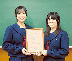 受賞を喜ぶ堀内さん(左)と原田さん == 株式会社伝書鳩|経済の伝書鳩|北見・網走・オホーツクのフリーペーパー ==