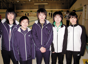 小野寺佳歩選手(中央)ら2006年日本カーリング選手権に出場したチーム常呂中学校 == 株式会社伝書鳩｜経済の伝書鳩｜北見・網走・オホーツクのフリーペーパー ==
