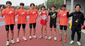 左から右へ1~6走の支倉選手、成ヶ澤選手、萩谷選手、谷澤選手、加藤選手、髙橋選手と一緒にナンバー1ポーズをとる谷川監督(右端) == 株式会社伝書鳩|経済の伝書鳩|北見・網走・オホーツクのフリーペーパー ==