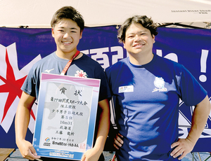 工藤選手(左)とオホーツクACの本間勝人コーチ == 株式会社伝書鳩|経済の伝書鳩|北見・網走・オホーツクのフリーペーパー ==