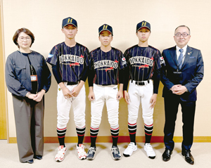 佐々木教育長らを表敬する山根くん、沼倉くん、山本くん(左から) == 株式会社伝書鳩|経済の伝書鳩|北見・網走・オホーツクのフリーペーパー ==