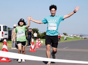 ①親子2・5㌔の部優勝の西渕親子。家族4人で参加した == 株式会社伝書鳩｜経済の伝書鳩｜北見・網走・オホーツクのフリーペーパー ==