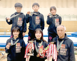 後列左から成田崇汰選手、石谷選手、三浦選手。前列左から成田琴織選手、末冨選手、赤塚選手 == 株式会社伝書鳩|経済の伝書鳩|北見・網走・オホーツクのフリーペーパー ==