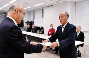 平野町長に答申書を手渡す古舘会長 == 株式会社伝書鳩|経済の伝書鳩|北見・網走・オホーツクのフリーペーパー ==