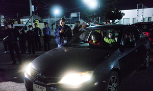 ヘッドライトの照射範囲を確認する参加者 == 株式会社伝書鳩|経済の伝書鳩|北見・網走・オホーツクのフリーペーパー ==