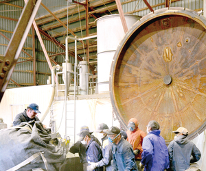 釜の中に入り、乾燥した青シソを踏みならす作業 == 株式会社伝書鳩｜経済の伝書鳩｜北見・網走・オホーツクのフリーペーパー ==