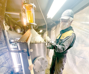 抽出される油の量を確認する平川さん == 株式会社伝書鳩｜経済の伝書鳩｜北見・網走・オホーツクのフリーペーパー ==