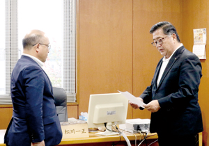 松川町長に署名を手渡す河西代表(右)=町提供= == 株式会社伝書鳩｜経済の伝書鳩｜北見・網走・オホーツクのフリーペーパー ==