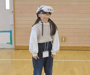 VR体験。パソコンの画面が児童の見ている仮想現実の世界。 == 株式会社伝書鳩｜経済の伝書鳩｜北見・網走・オホーツクのフリーペーパー ==