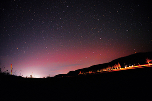 美幌町で撮影された低緯度オーロラ(古梅、撮影時刻午後9時54分) == 株式会社伝書鳩|経済の伝書鳩|北見・網走・オホーツクのフリーペーパー ==