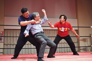 ギブアップなどのルールを実演する永澤さん(左)と石原さん == 株式会社伝書鳩|経済の伝書鳩|北見・網走・オホーツクのフリーペーパー ==