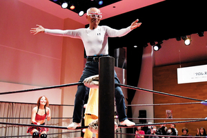 ロープに上がってアピールする日並さん == 株式会社伝書鳩|経済の伝書鳩|北見・網走・オホーツクのフリーペーパー ==