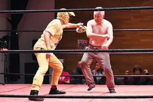 レスラー顔負けの気迫を見せた吉田さん(右) == 株式会社伝書鳩|経済の伝書鳩|北見・網走・オホーツクのフリーペーパー ==