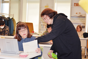 編集について参加者にアドバイスする伊達さん(写真右) == 株式会社伝書鳩|経済の伝書鳩|北見・網走・オホーツクのフリーペーパー ==