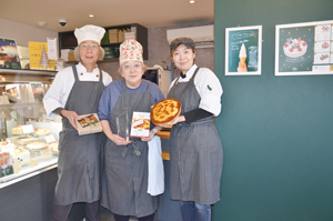 左から柏倉一敏さん、かすみさん、黒田有宇さん == 株式会社伝書鳩|経済の伝書鳩|北見・網走・オホーツクのフリーペーパー ==