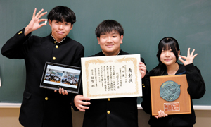 受賞を喜ぶ武田さん、山田会長、山邉さん(写真左から) == 株式会社伝書鳩｜経済の伝書鳩｜北見・網走・オホーツクのフリーペーパー ==