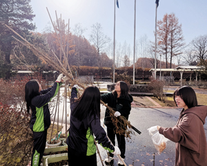 授業で白花豆を収穫するクラブ員 == 株式会社伝書鳩｜経済の伝書鳩｜北見・網走・オホーツクのフリーペーパー ==