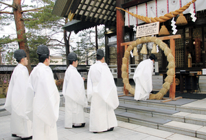 宮司を先頭にくぐり初め式(1日午前7時40分頃) == 株式会社伝書鳩｜経済の伝書鳩｜北見・網走・オホーツクのフリーペーパー ==