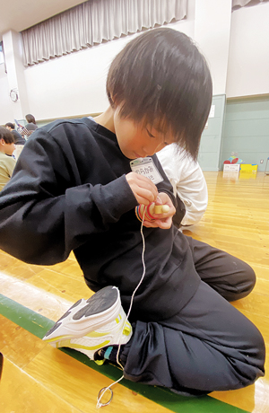 こま回しに挑戦 == 株式会社伝書鳩｜経済の伝書鳩｜北見・網走・オホーツクのフリーペーパー ==