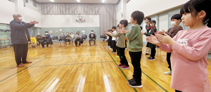 竹とんぼの飛ばし方を学ぶ == 株式会社伝書鳩｜経済の伝書鳩｜北見・網走・オホーツクのフリーペーパー ==