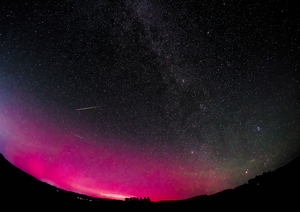 最優秀賞を受賞した三宅敦さんの「低緯度オーロラと天の川とペルセウス座流星群」 == 株式会社伝書鳩|経済の伝書鳩|北見・網走・オホーツクのフリーペーパー ==