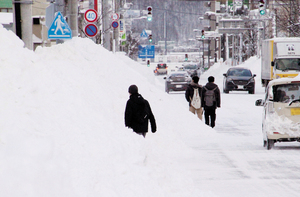 歩道が除雪されていないため、車道を歩いて通勤する市民(16日午前8時頃、北見市中央大通) == 株式会社伝書鳩｜経済の伝書鳩｜北見・網走・オホーツクのフリーペーパー ==