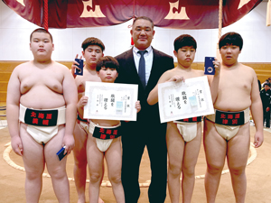 若の里さん(後列中央)と記念撮影する中武くん、増田くん、廣畑くん、池田くん(前列左から)、永澤くん(後列左) == 株式会社伝書鳩｜経済の伝書鳩｜北見・網走・オホーツクのフリーペーパー ==