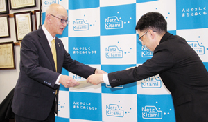 北見税務署・笹原署長(右)から表彰状を伝達される北見間税会・河合会長(左) == 株式会社伝書鳩|経済の伝書鳩|北見・網走・オホーツクのフリーペーパー ==