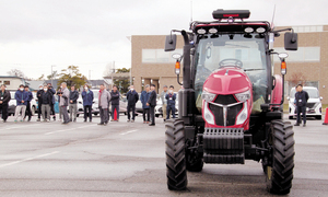 無人のトラクターがスマホの指示どおりに動く様子を見入る参加者 == 株式会社伝書鳩｜経済の伝書鳩｜北見・網走・オホーツクのフリーペーパー ==