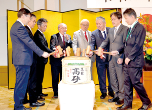 威勢よく鏡開き == 株式会社伝書鳩|経済の伝書鳩|北見・網走・オホーツクのフリーペーパー ==