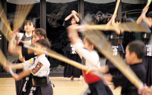 ちびっこ剣士に稽古をつける鈴木さん(後方中央) == 株式会社伝書鳩｜経済の伝書鳩｜北見・網走・オホーツクのフリーペーパー ==