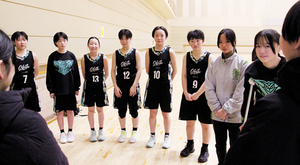 試合後に先輩のアドバイスを受ける置戸中の選手ら == 株式会社伝書鳩|経済の伝書鳩|北見・網走・オホーツクのフリーペーパー ==