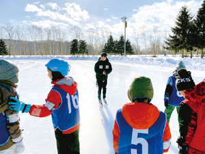 子ども達を指導する辻本さん(中央) == 株式会社伝書鳩｜経済の伝書鳩｜北見・網走・オホーツクのフリーペーパー ==