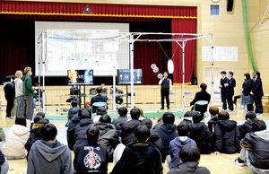 多くの学生、生徒が観覧し、新しいエンターテイメント体感した == 株式会社伝書鳩|経済の伝書鳩|北見・網走・オホーツクのフリーペーパー ==