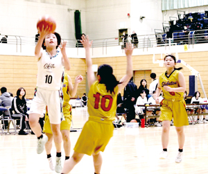 果敢に攻め込む佐々木優花選手 == 株式会社伝書鳩｜経済の伝書鳩｜北見・網走・オホーツクのフリーペーパー ==