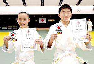 左から宮田、服部選手 == 株式会社伝書鳩｜経済の伝書鳩｜北見・網走・オホーツクのフリーペーパー ==