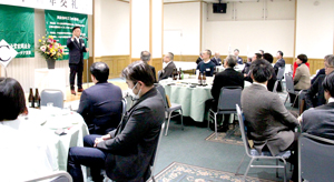 挨拶する諏江支部長 == 株式会社伝書鳩|経済の伝書鳩|北見・網走・オホーツクのフリーペーパー ==