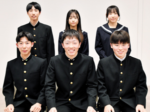 前列左から芳賀くん、長嶋くん、戸田くん。後列左から松本くん、髙橋さん、三浦さん == 株式会社伝書鳩｜経済の伝書鳩｜北見・網走・オホーツクのフリーペーパー ==