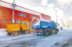 並走するロータリー車とトラック == 株式会社伝書鳩｜経済の伝書鳩｜北見・網走・オホーツクのフリーペーパー ==