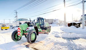 ボコボコになった道路を削り取るグレーダー車 == 株式会社伝書鳩｜経済の伝書鳩｜北見・網走・オホーツクのフリーペーパー ==