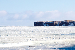 オホーツク海と能取半島 == 株式会社伝書鳩｜経済の伝書鳩｜北見・網走・オホーツクのフリーペーパー ==