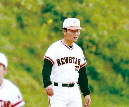 昭和58年、熱心に指導にあたる故・保木元監督(当時) == 株式会社伝書鳩|経済の伝書鳩|北見・網走・オホーツクのフリーペーパー ==