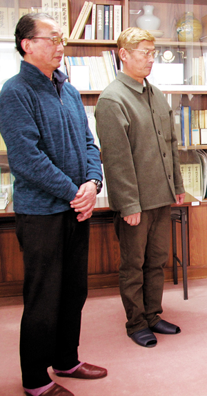 応援旗を受け取る近江谷さんと小野寺さん(左から) == 株式会社伝書鳩｜経済の伝書鳩｜北見・網走・オホーツクのフリーペーパー ==