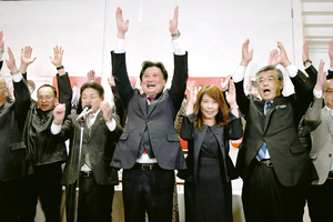 当選を喜ぶ武部氏 == 株式会社伝書鳩｜経済の伝書鳩｜北見・網走・オホーツクのフリーペーパー ==